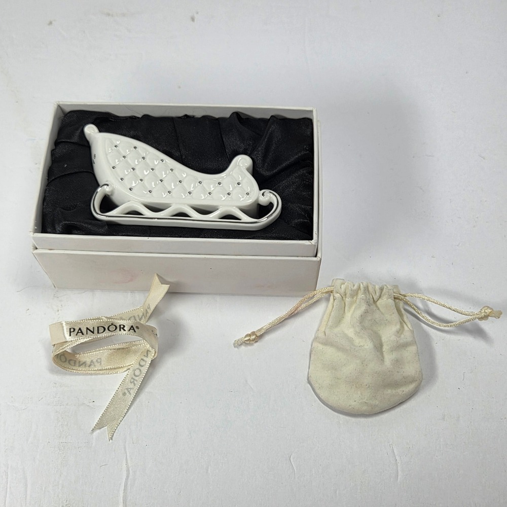 Pandora 2014 Limited Edition Sleigh Ceramic Ornament White Silver Quilted